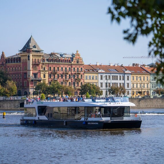 Okouzlující Praha z paluby lodi